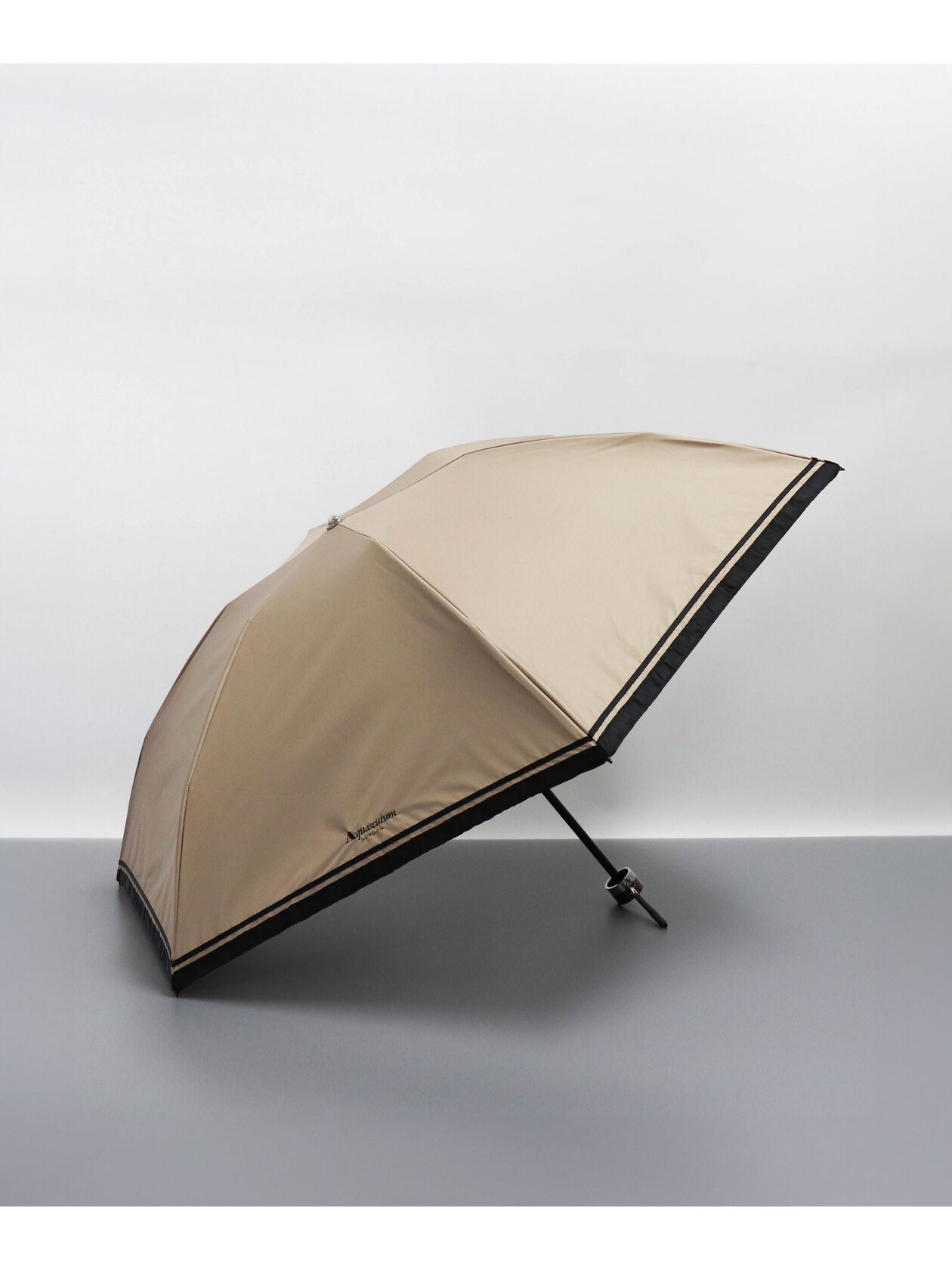 新品 Aquascutum 大きめWボーダー晴雨兼用折りたたみ傘 Aquascutum （アクアスキュータム）】 大きめサイズのシンプルW