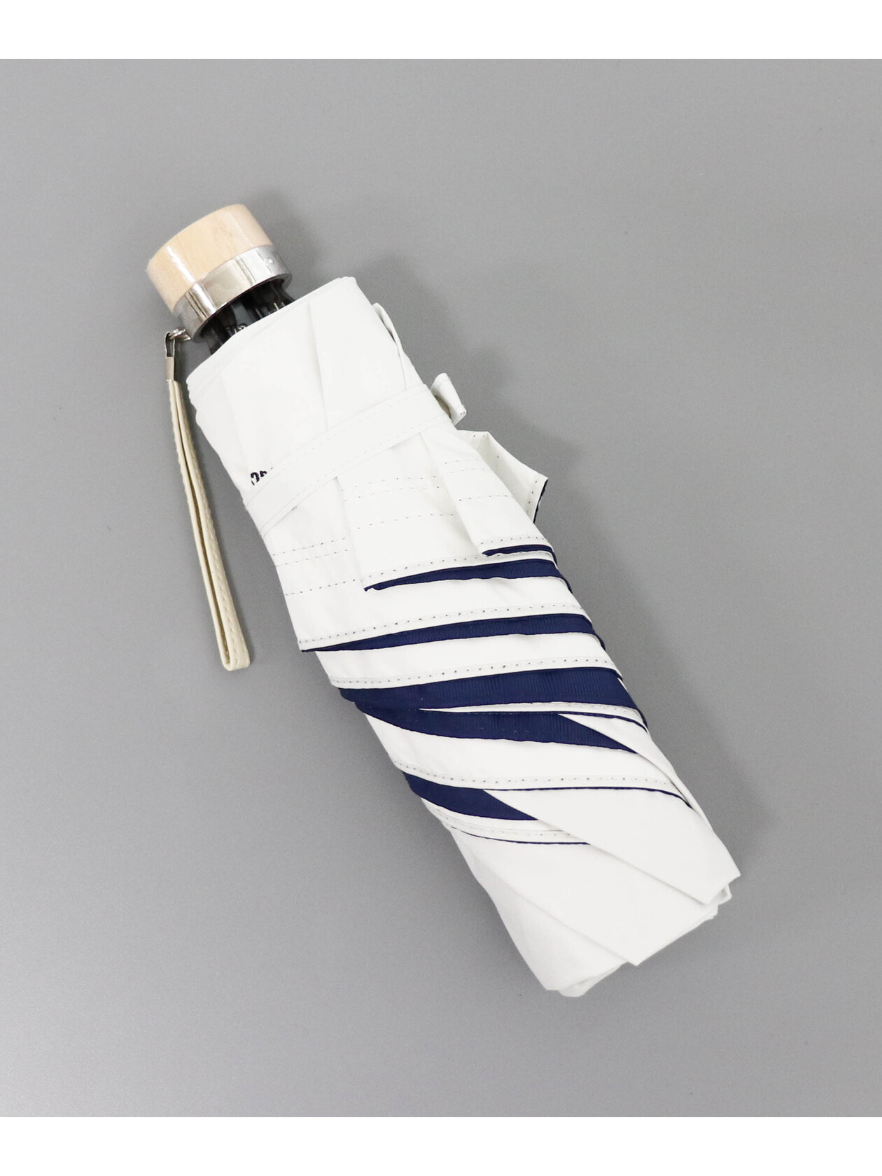 新品 Aquascutum 大きめWボーダー晴雨兼用折りたたみ傘 Aquascutum （アクアスキュータム）】 大きめサイズのシンプルW