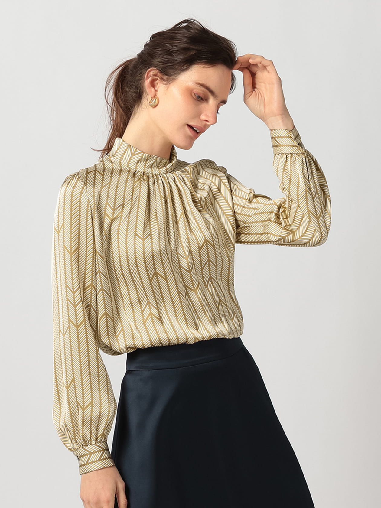 ヘリンボンプリント スタンドカラーブラウス