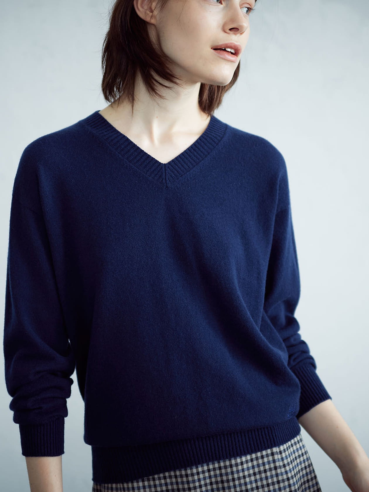 アクアスキュータム カシミヤ Vネックニット 黒　L カシミヤ ボトルネックニット