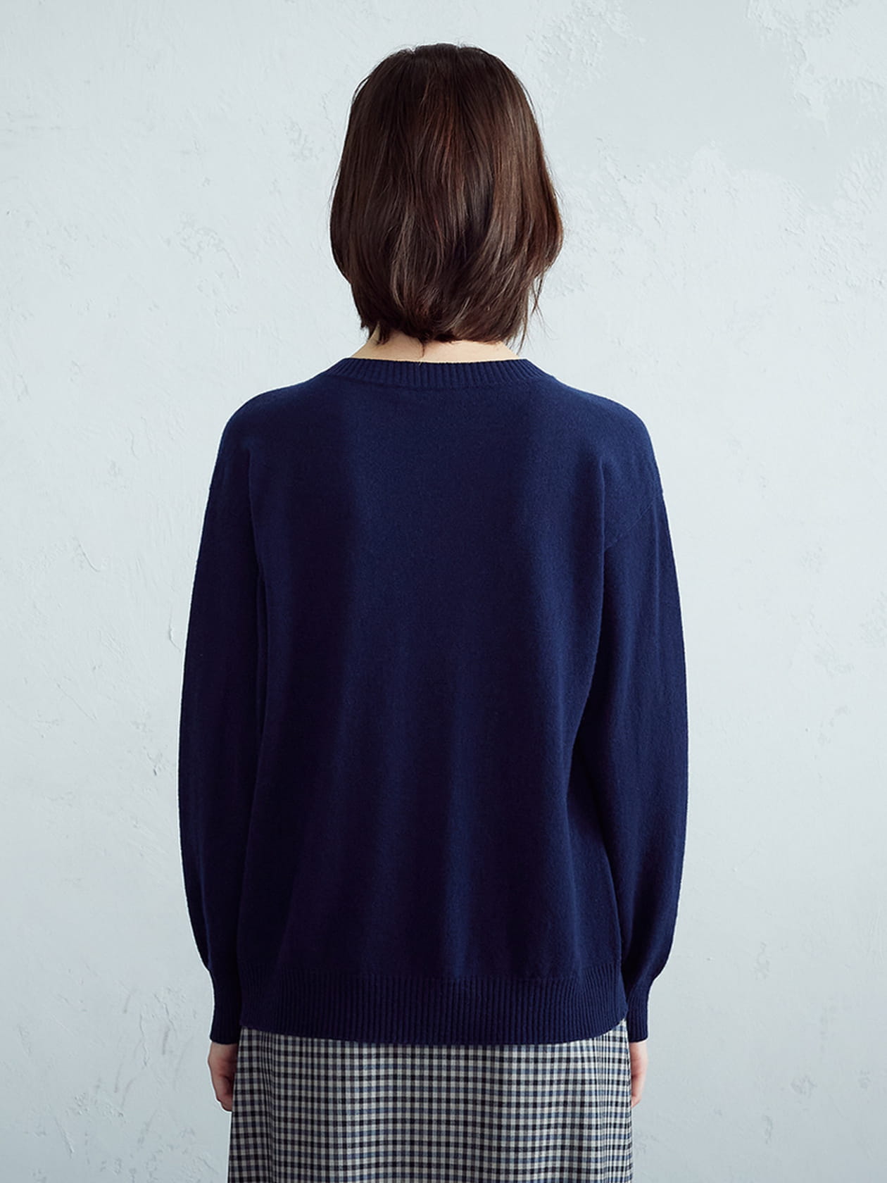 アクアスキュータム カシミヤ Vネックニット 黒　L カシミヤ ボトルネックニット