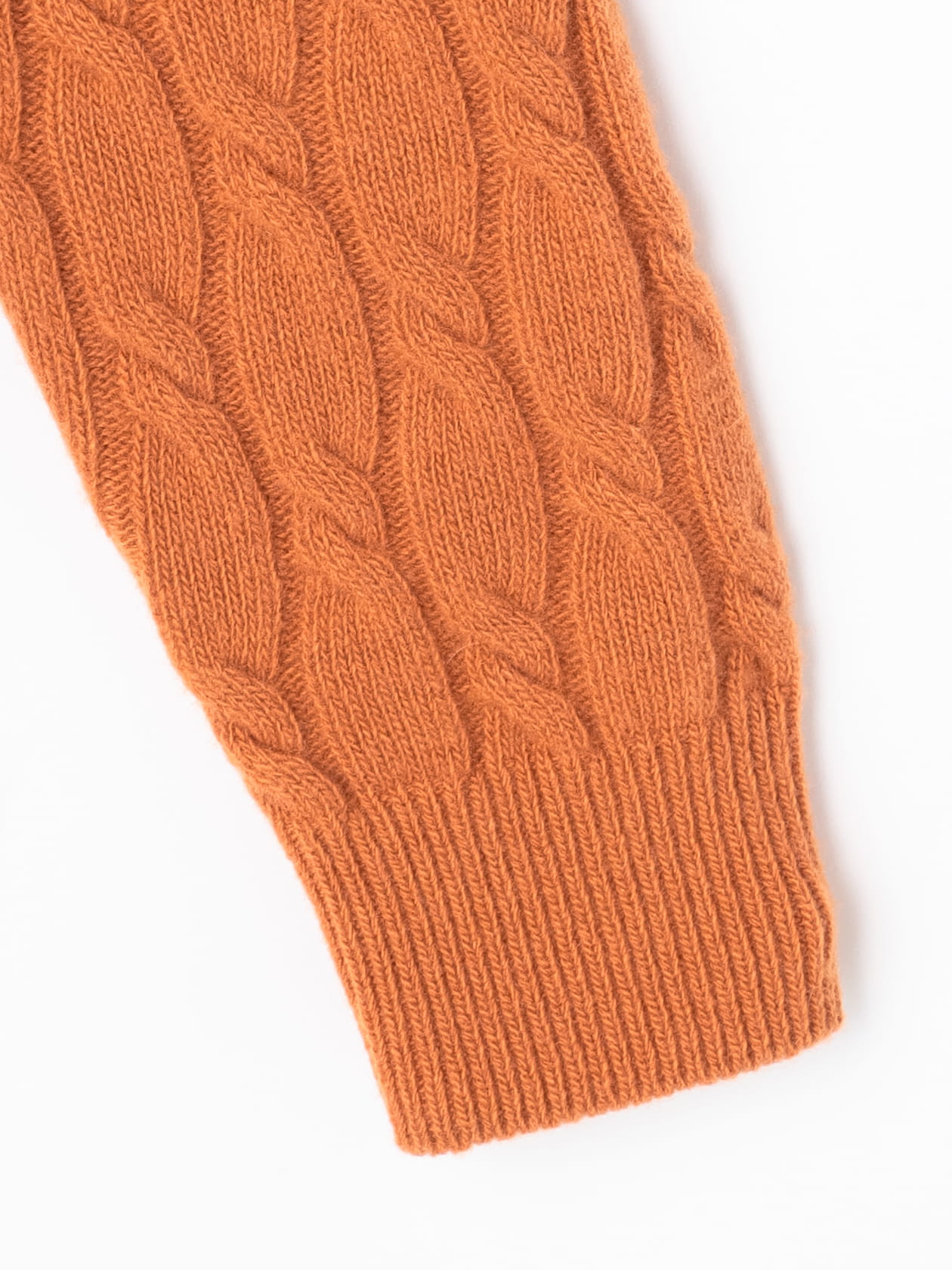 ケーブルニット タートルネック