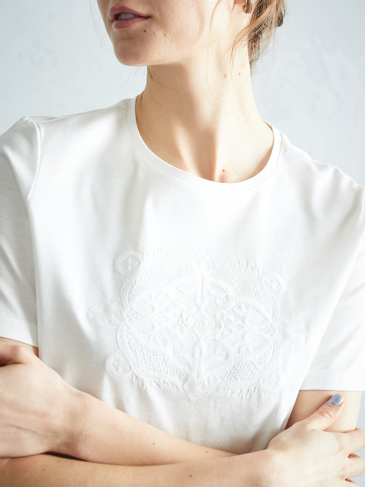 ボタニカル刺繍Tシャツ