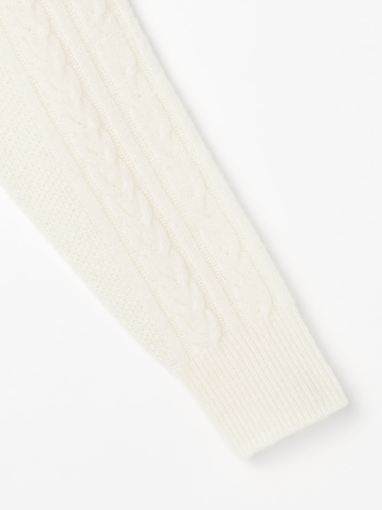 ホールガーメントケーブルニット