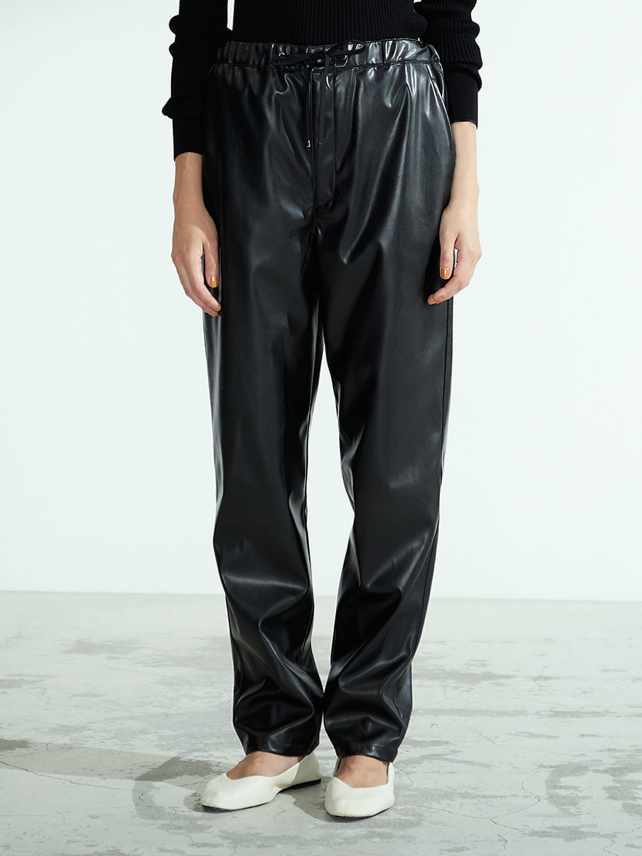 アヴェクデュクレ　avec deuxclefs フェイクレザーパンツブラックM AQW】フェイクレザーパンツ